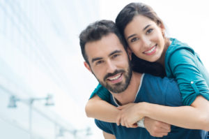 feliz pareja sonriendo y abrazando